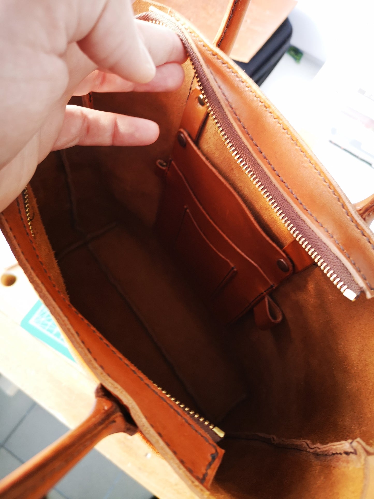 Leather tote. Full hide. Cognac.