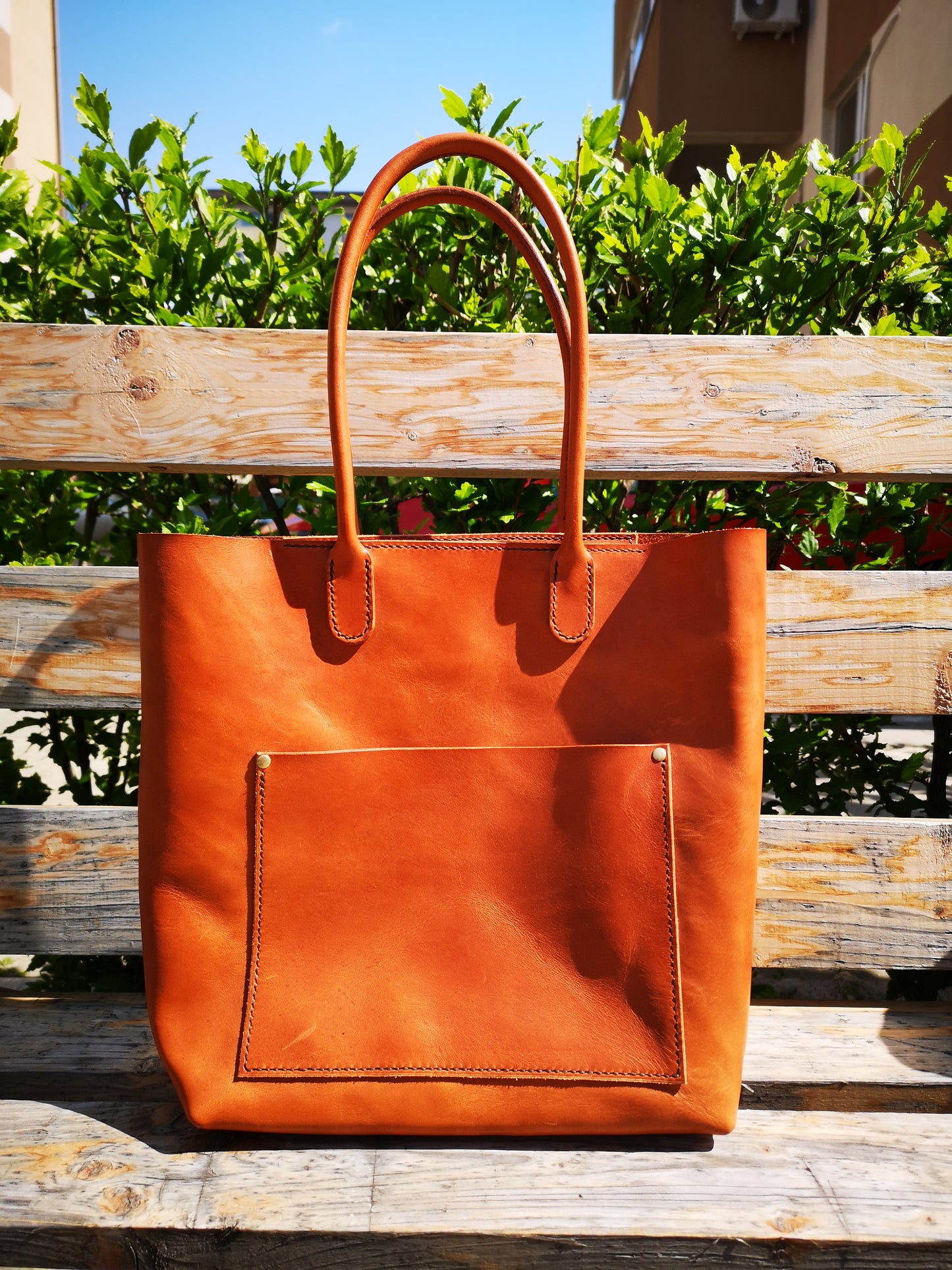 Leather tote. Full hide. Cognac.
